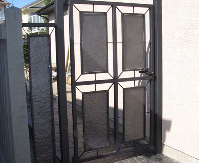 Oakmont Modern Panel Gate and Address Hammer and